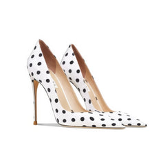 Zapatos de tacón puntiagudos con lunares