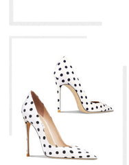 Zapatos de tacón puntiagudos con lunares