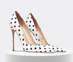 Zapatos de tacón puntiagudos con lunares