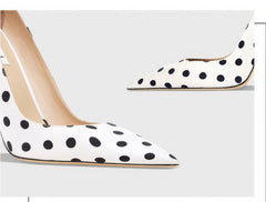 Zapatos de tacón puntiagudos con lunares