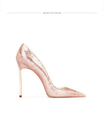 Tacones de aguja con punta puntiaguda y decoración de lentejuelas