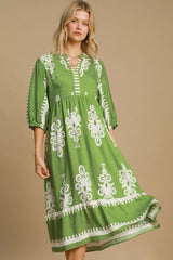 Vestido midi con muescas y estampado Umgee