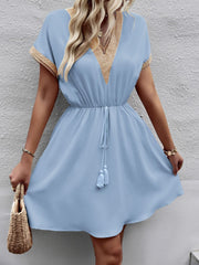 Minivestido Devine de manga corta con escote en V y ribete en contraste