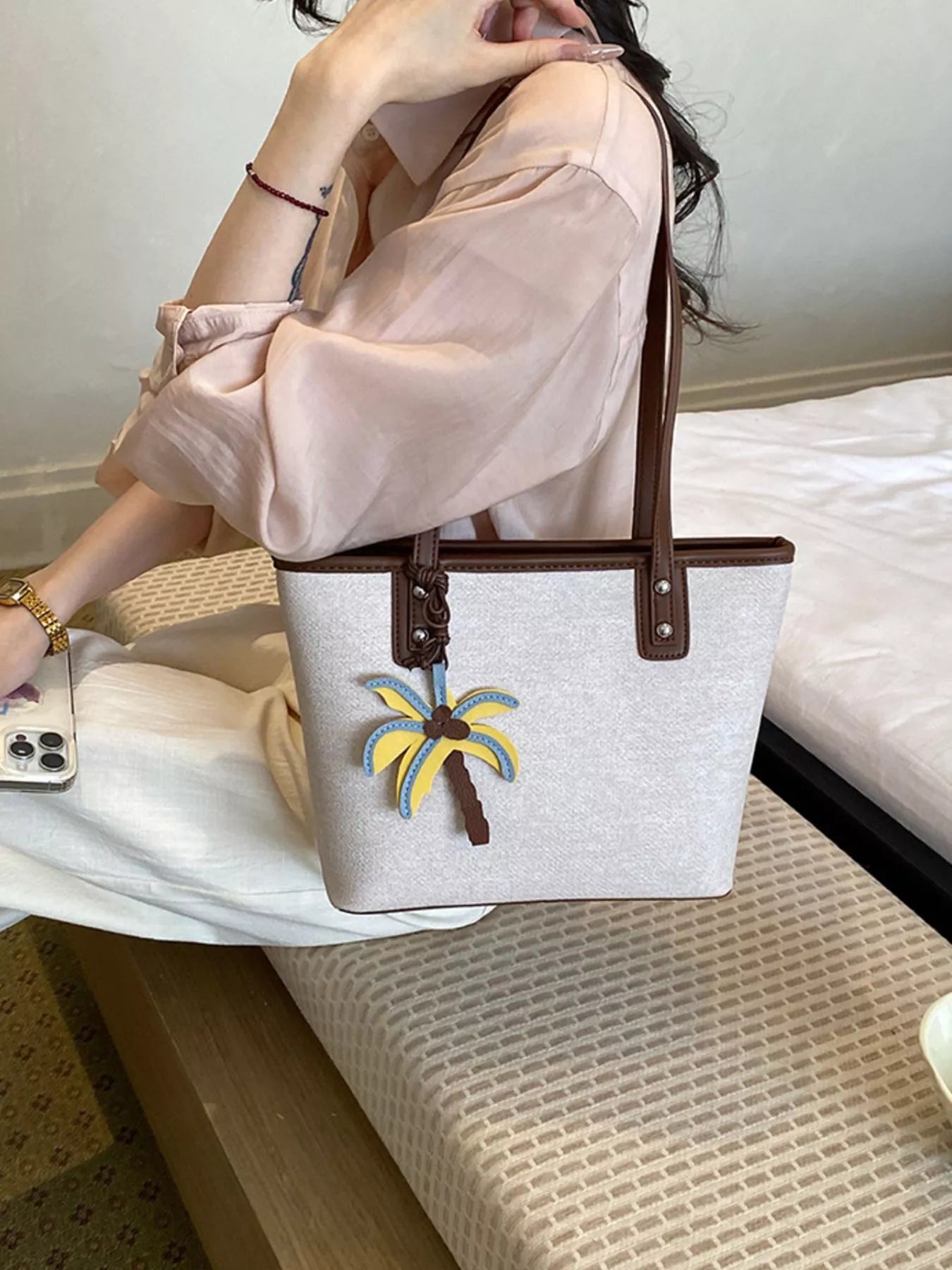 contrast-trim-shoulder-bag-with-tropical-palm-tree-charm-08