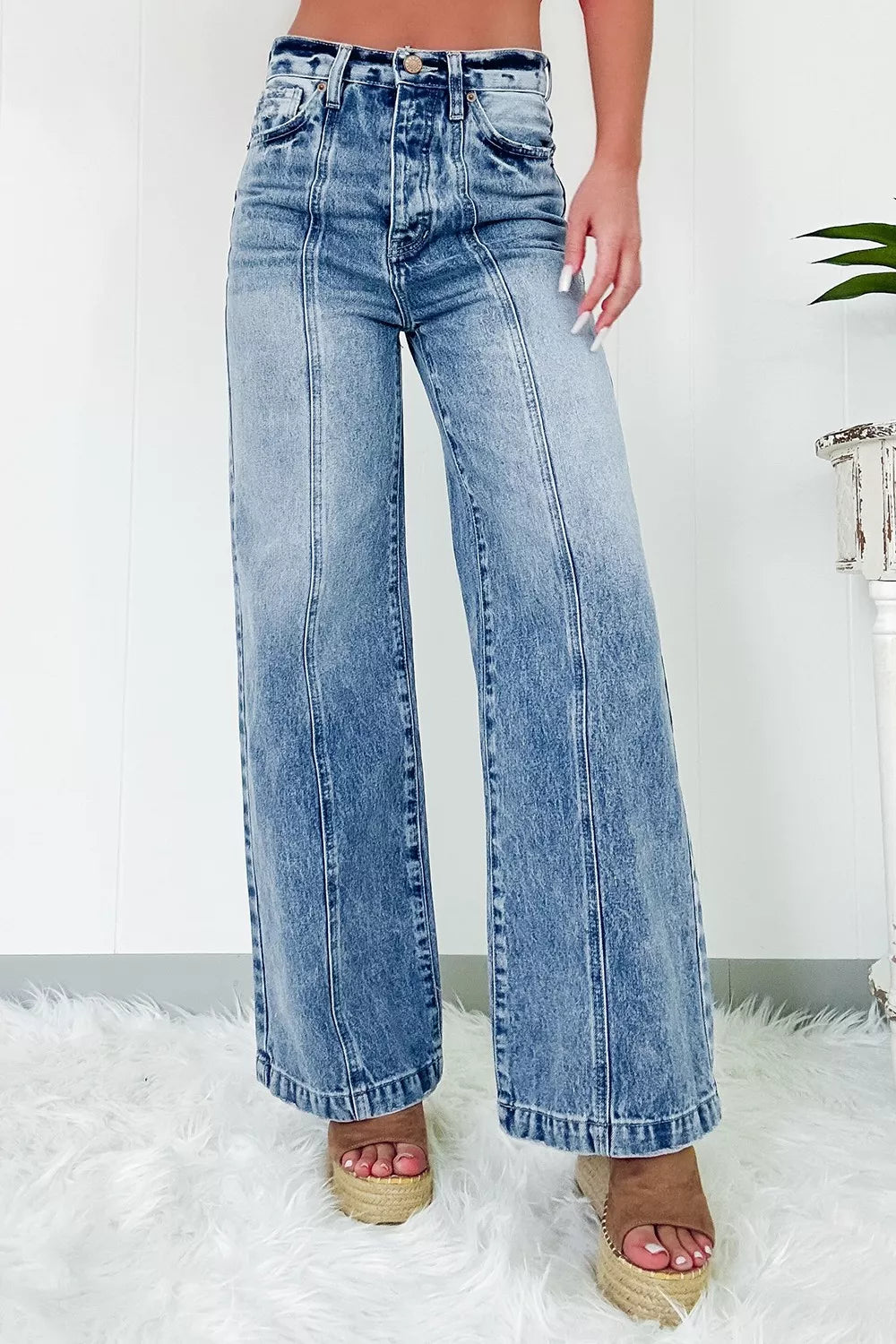 Women's high-waisted wide-leg jeans with pockets and slightly stretchy fabric.
