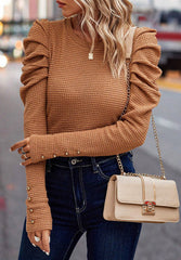 Blusa con cuello redondo, mangas abullonadas y botones decorativos