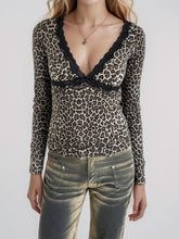 Camiseta de manga larga con cuello en V y estampado de leopardo con detalle de encaje Devine