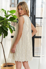 Vestido recto sin mangas con cuello redondo y apliques ADORA