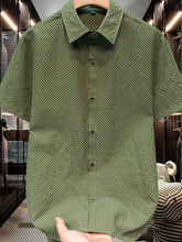 Men's textured short-sleeve shirt with buttons in a slightly stretchy cotton-spandex blend.