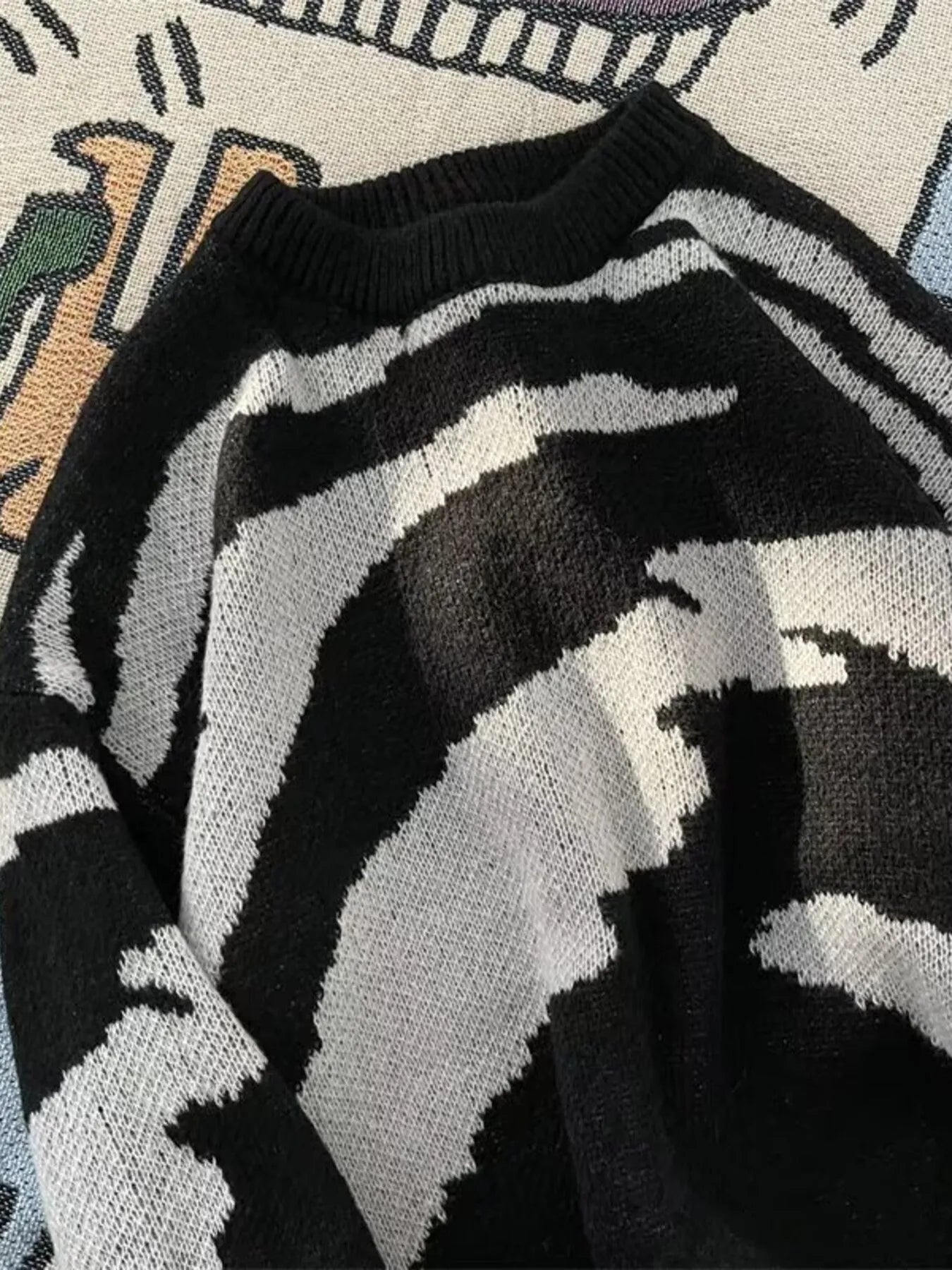 Men's Contrast Round Neck Sweater