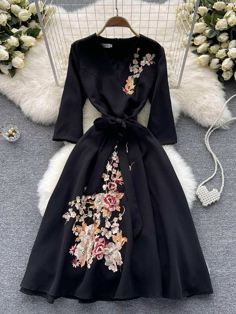 Mid-Sleeve Floral Embroidered Vintage Midi Dress S / Black