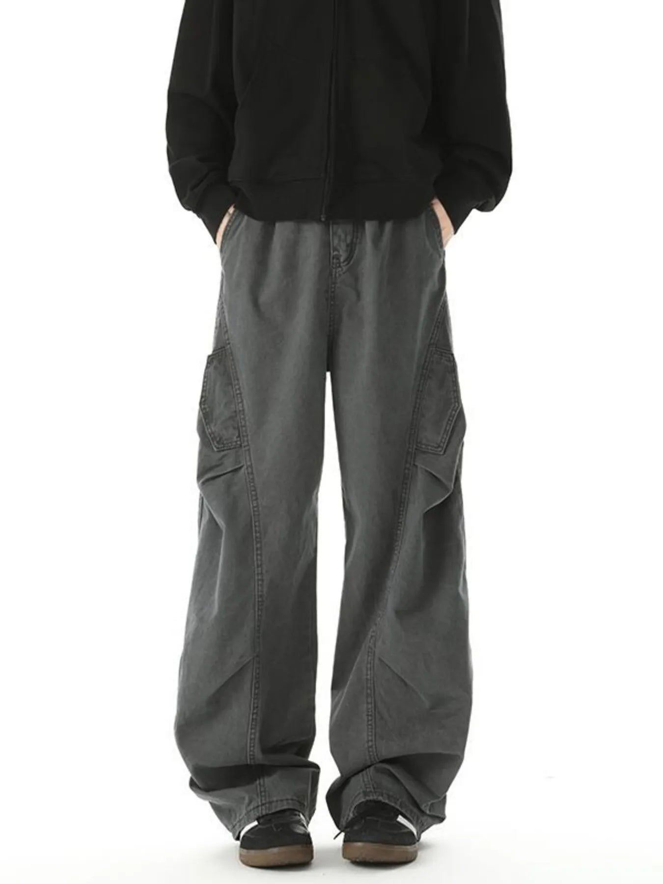Men's loose fit cargo pants with pockets.