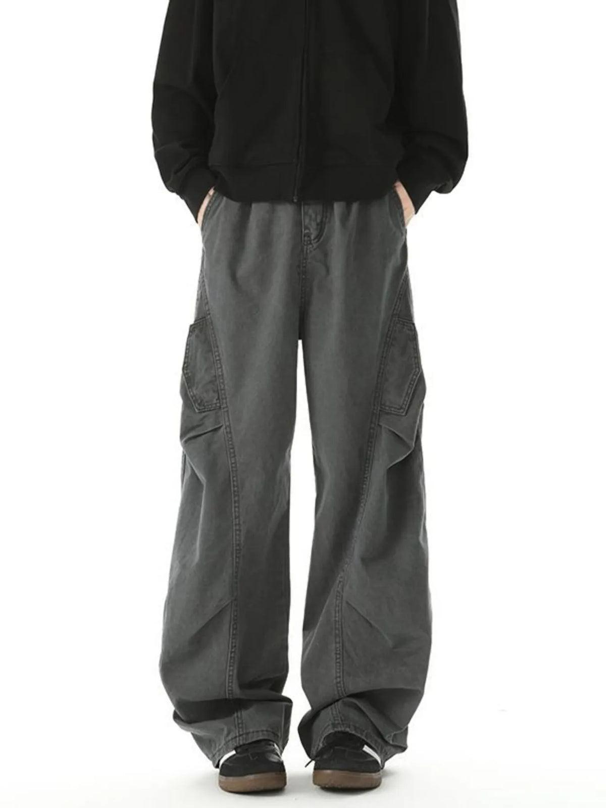 Men's loose fit cargo pants with pockets.
