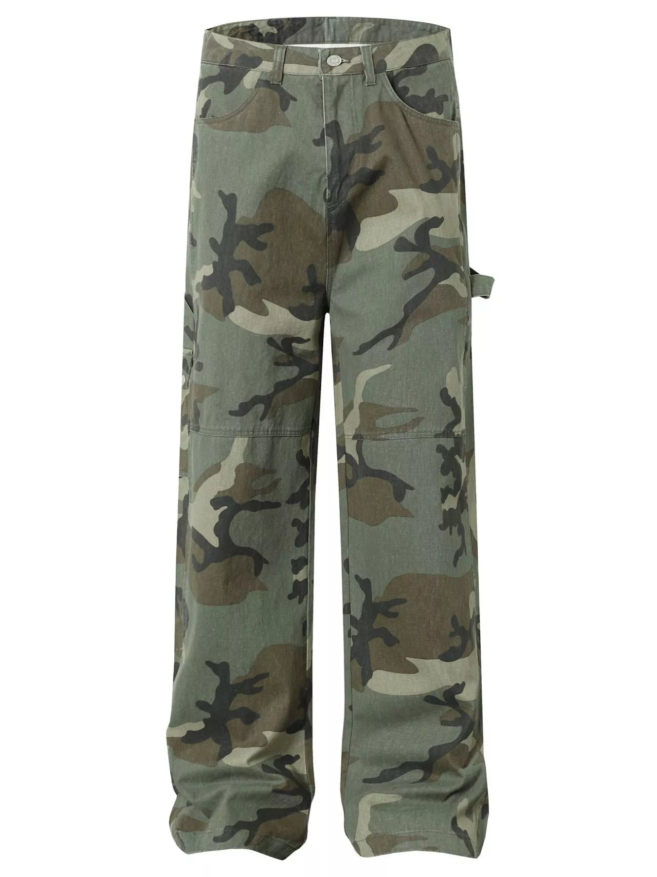 Men's green camouflage cargo pants with pockets and a camouflage pattern.