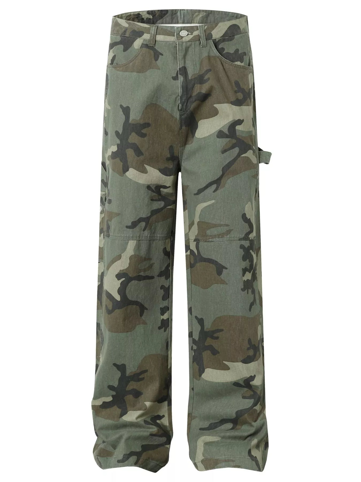 Men's green camouflage cargo pants with pockets and a camouflage pattern.