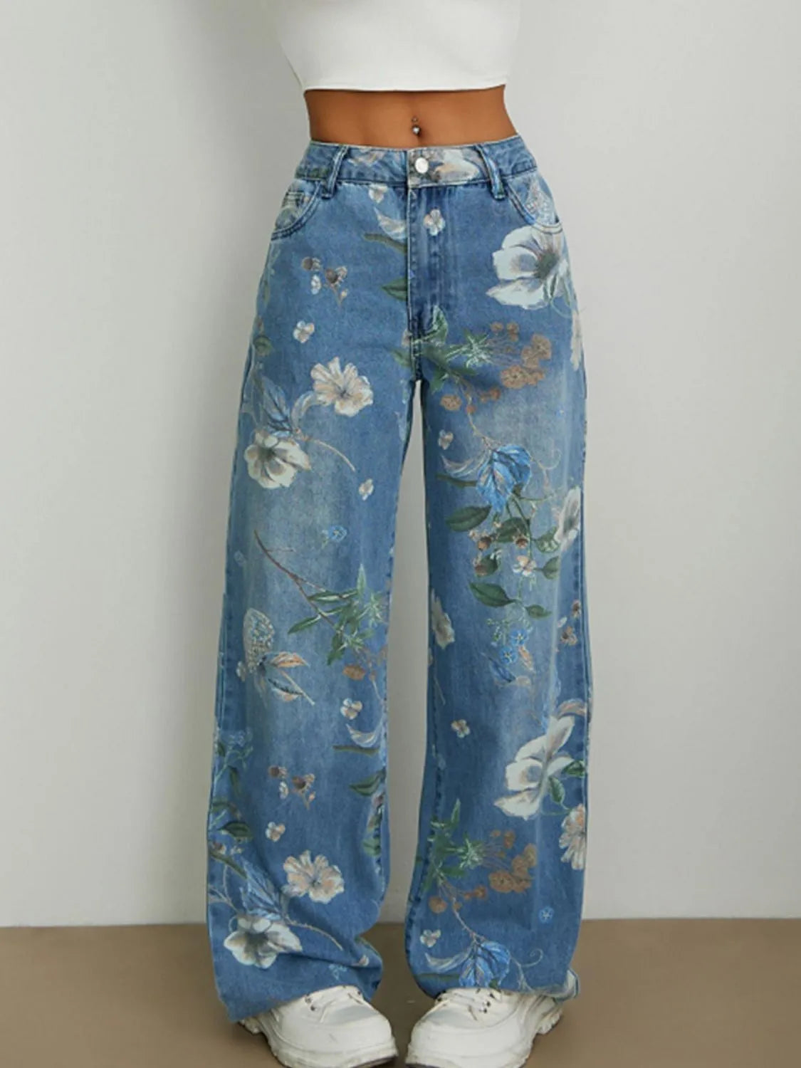 Women's printed wide-leg jeans with button fastening and pockets.