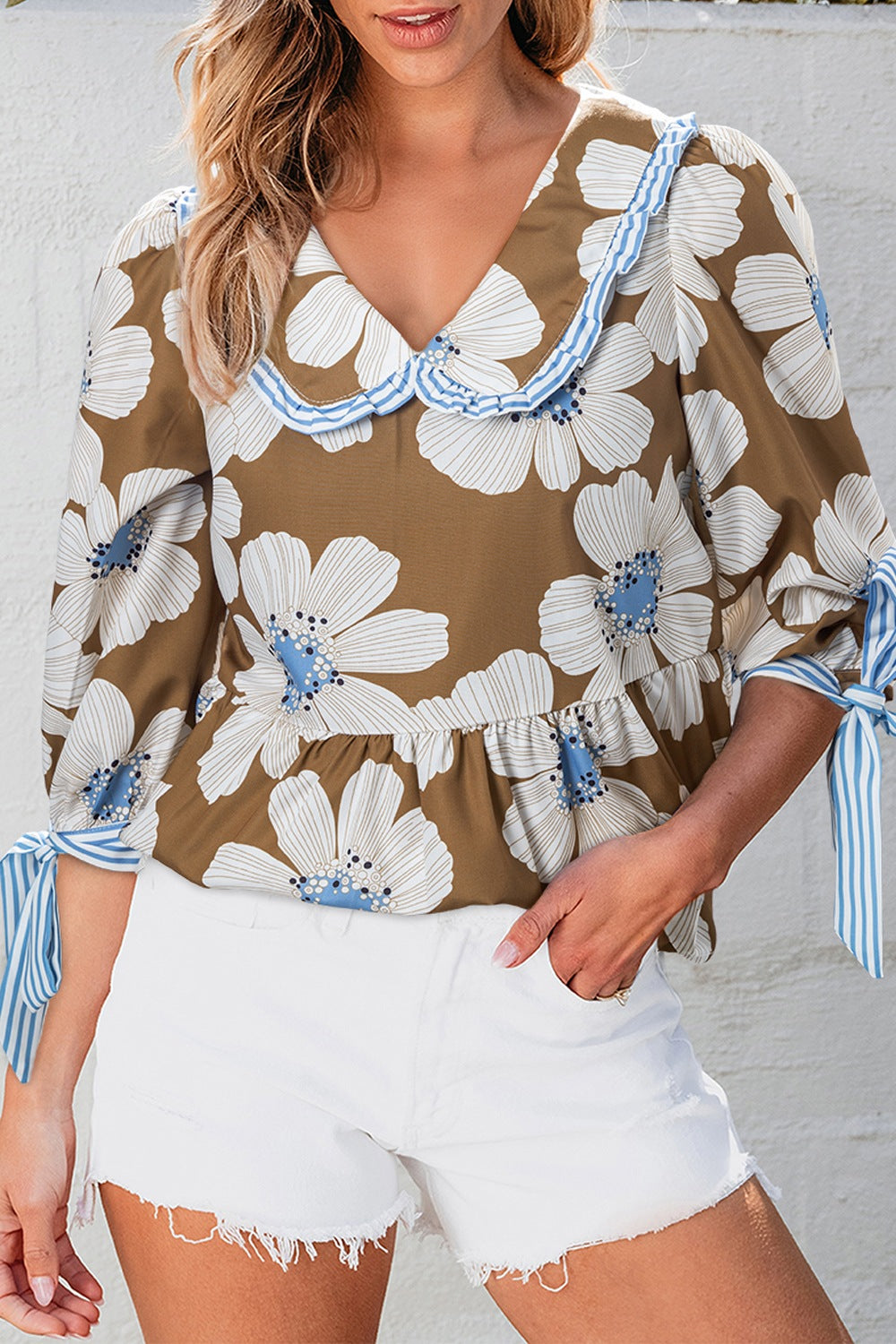 Blusa con mangas anudadas y estampado floral a rayas