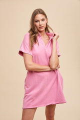 Vestido de manga corta con cuello Johnny y lavado mineral de Annie Wear