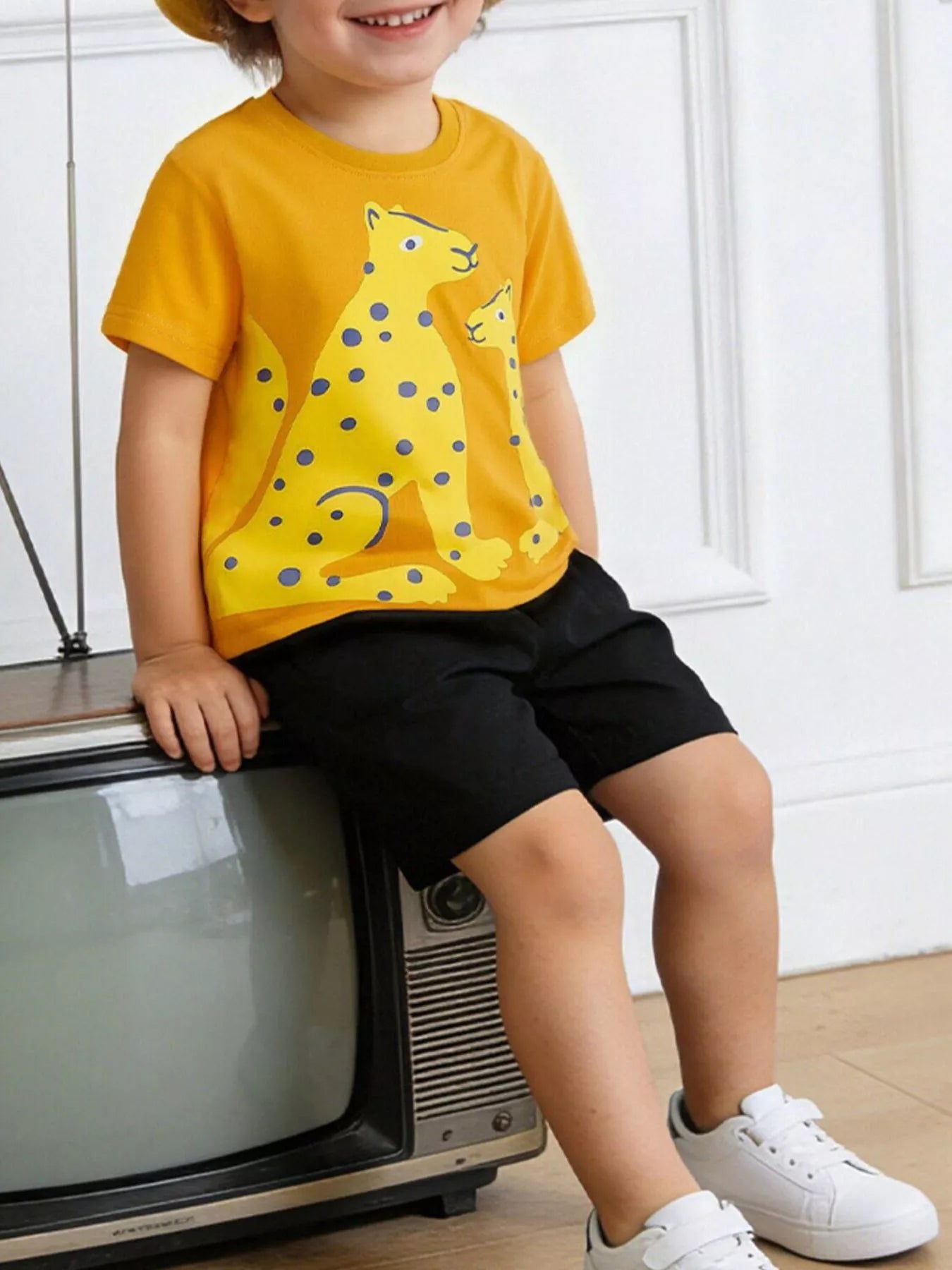Children's gold T-shirt with a leopard print and short sleeves.