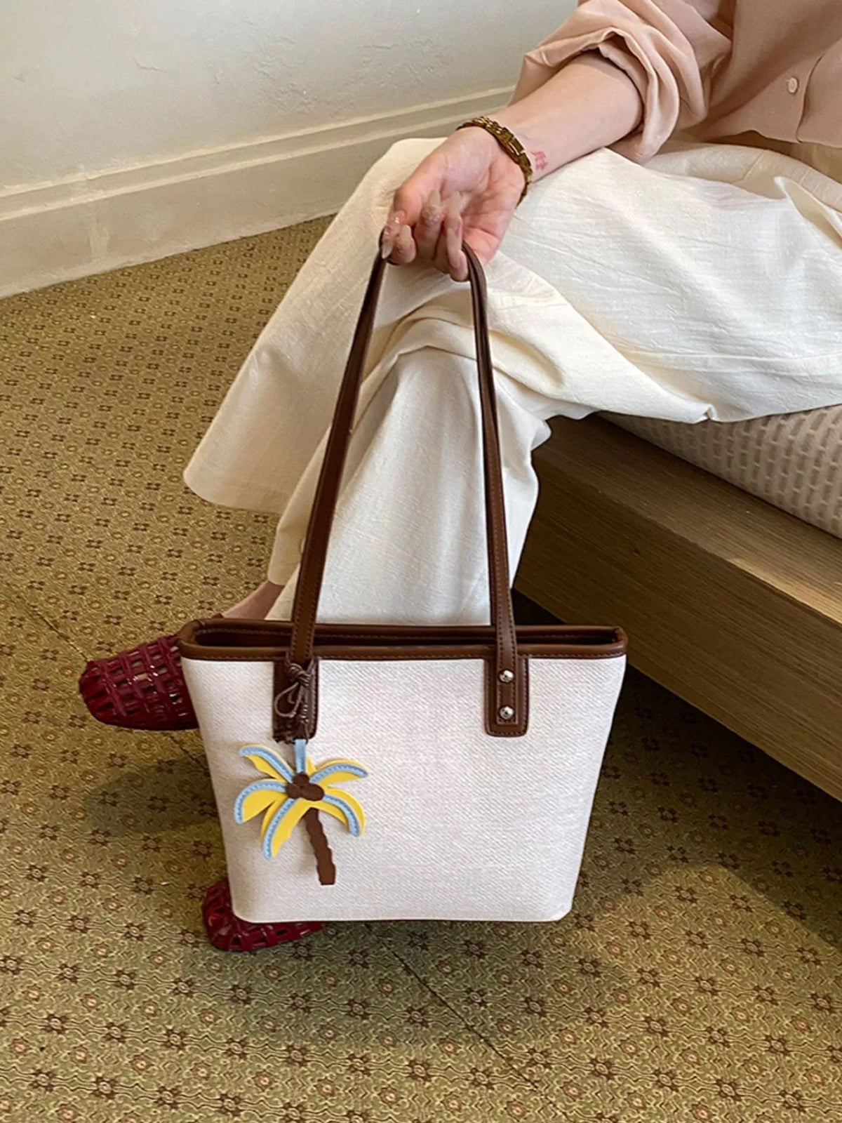 contrast-trim-shoulder-bag-with-tropical-palm-tree-charm-01