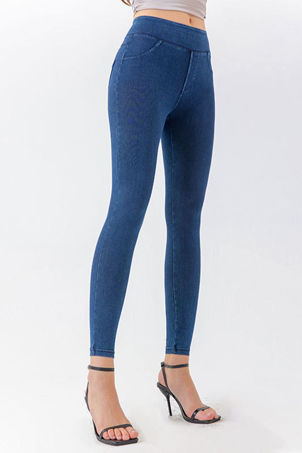 Women's cropped skinny jeans with a high waist and highly stretchy fabric.