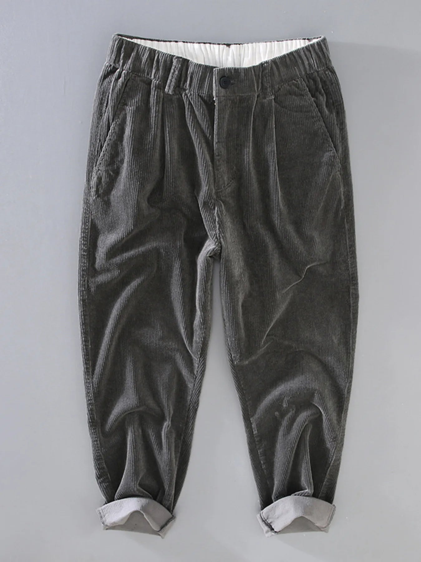 Men's pleated corduroy casual pants with pockets.