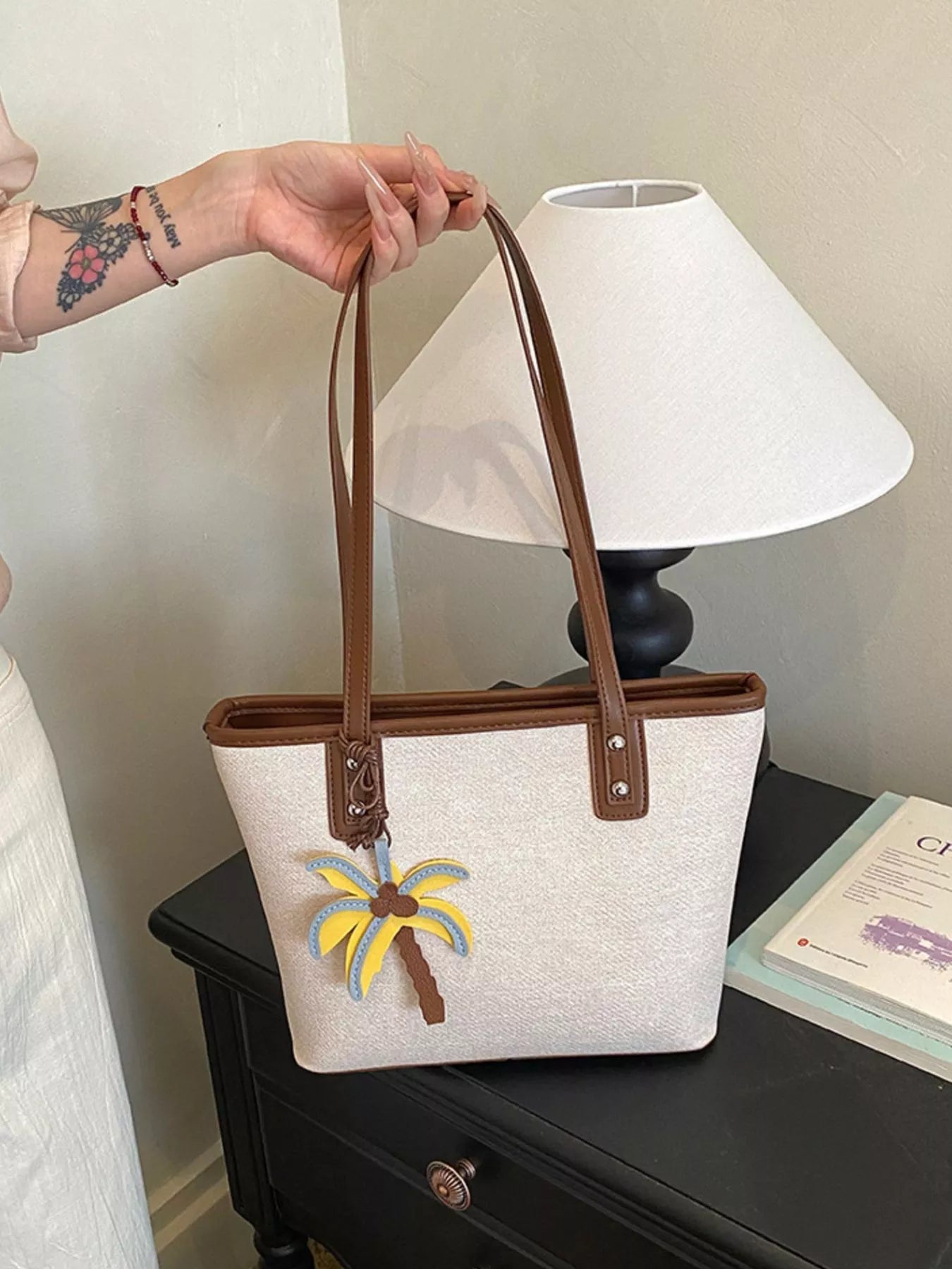 contrast-trim-shoulder-bag-with-tropical-palm-tree-charm-03