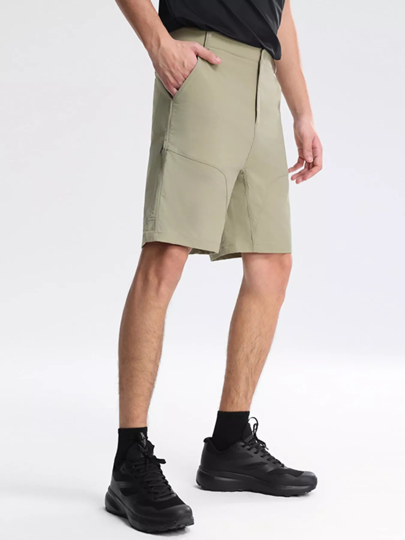 Men's lightweight casual shorts with pockets.