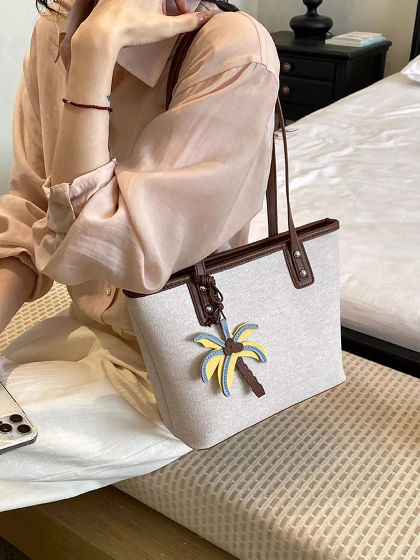 contrast-trim-shoulder-bag-with-tropical-palm-tree-charm-07