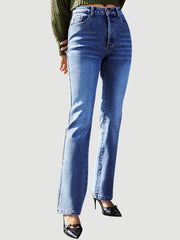 Women's straight-leg jeans with pockets in a cotton-polyester blend.