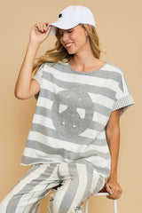 Camiseta de rizo francés a rayas con parche del símbolo de la paz de Umgee