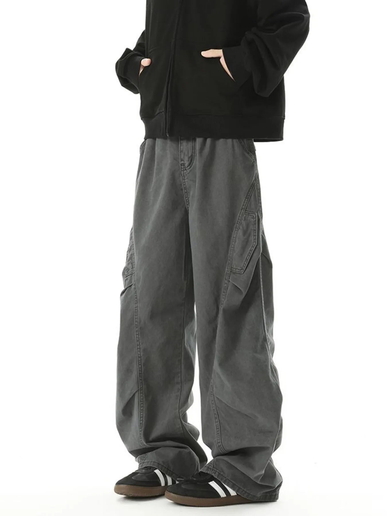 Men's loose fit cargo pants with pockets.