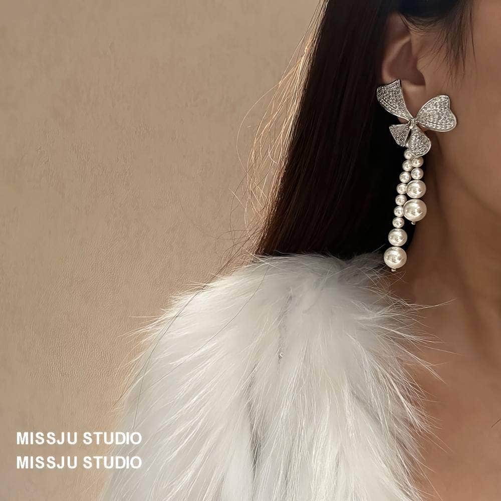 Pendientes de borlas decorativas con perlas brillantes y forma floral