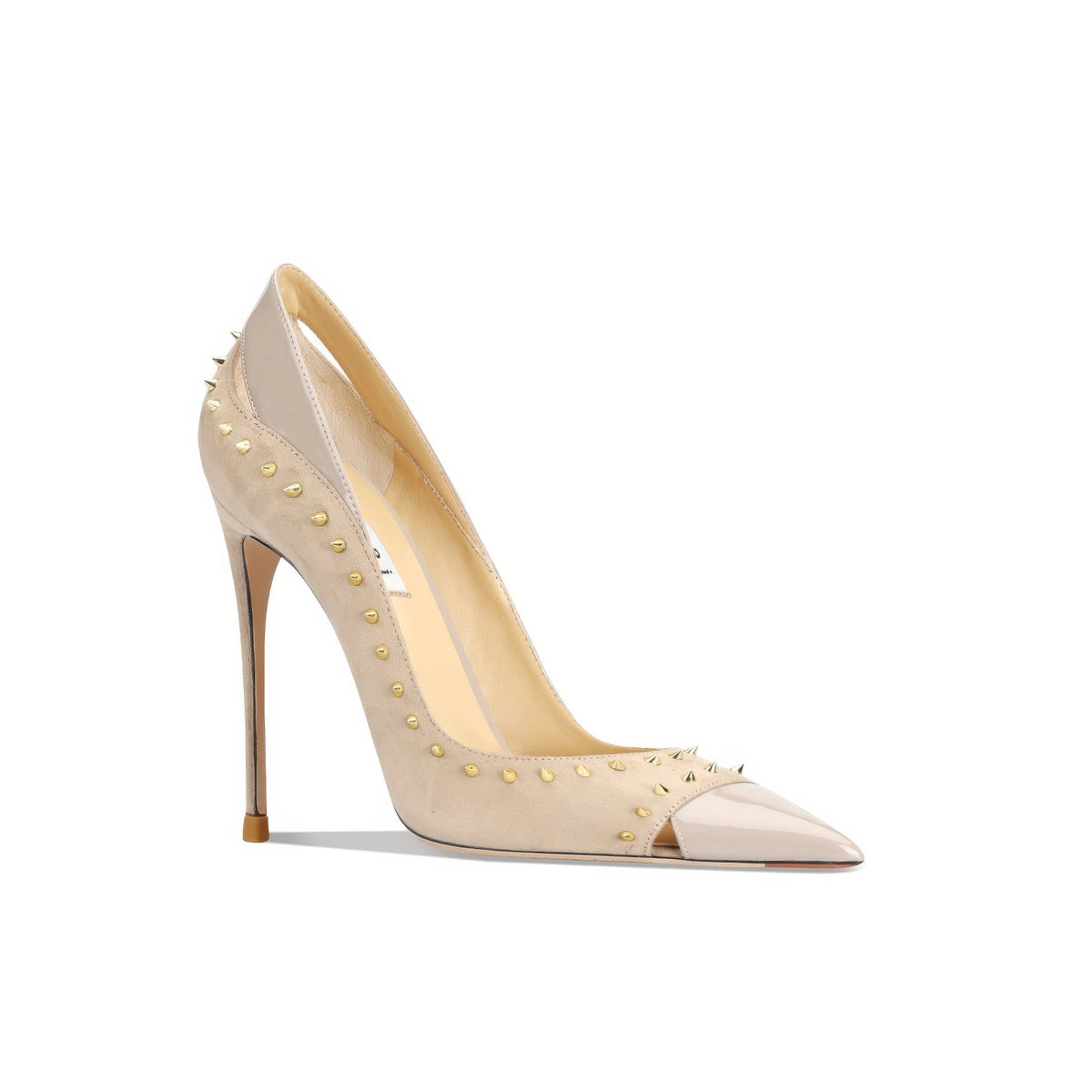 Tacones de punta puntiaguda con remaches y tachuelas