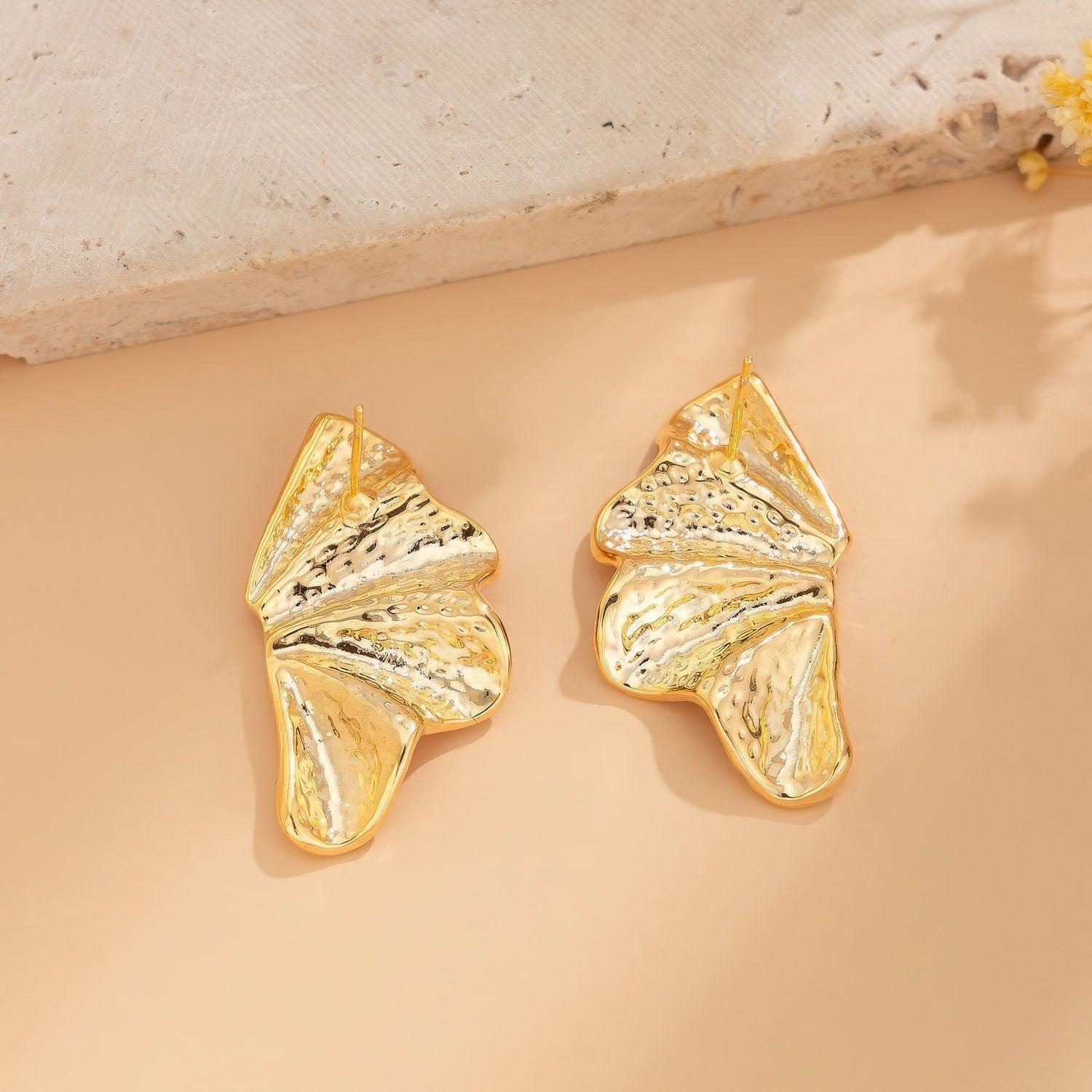 Wrinkled Scallop Shell Stud Earrings