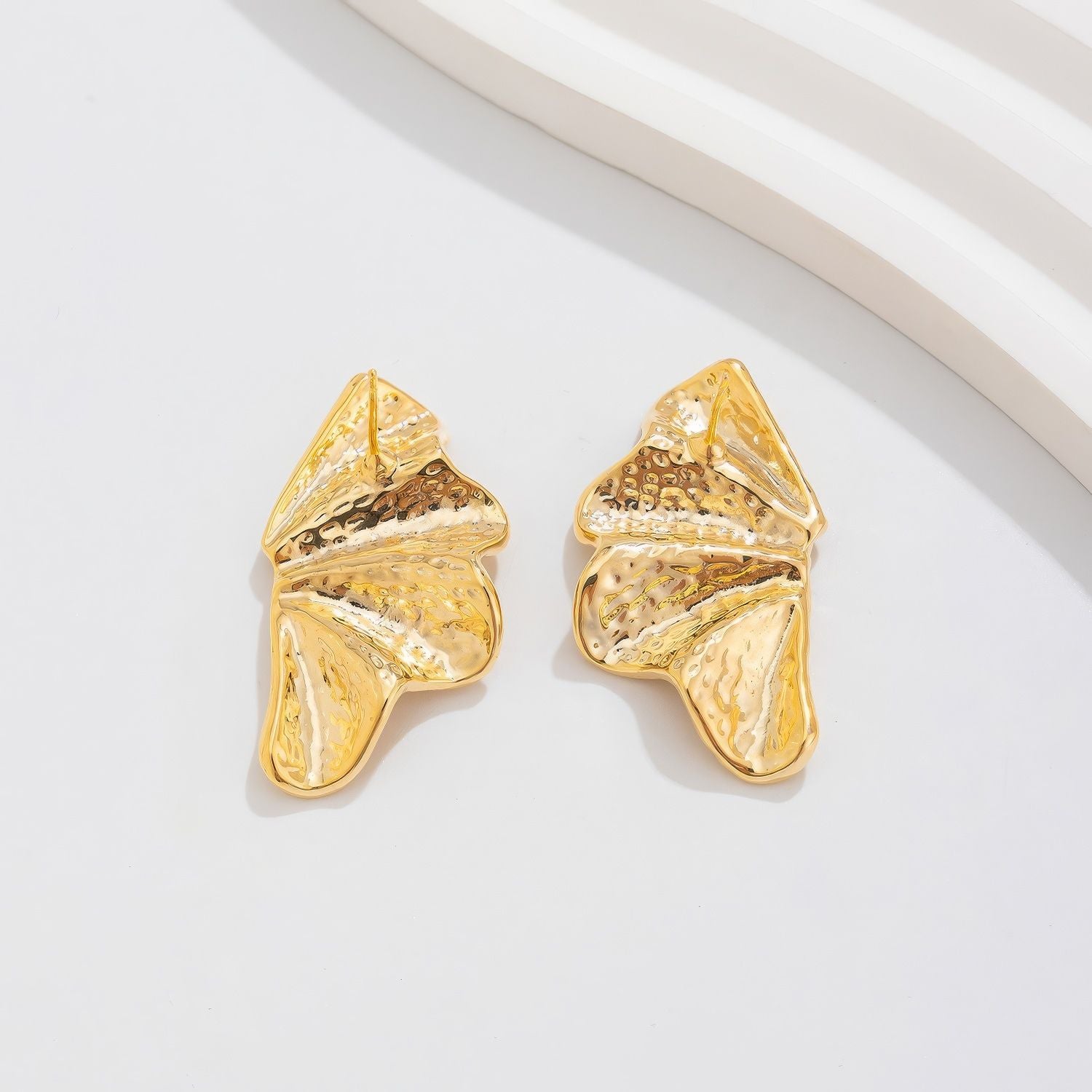 Wrinkled Scallop Shell Stud Earrings