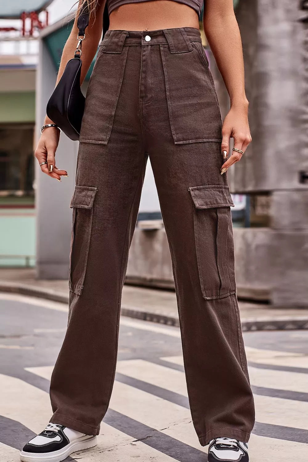 Women's loose-fit high-waisted jeans with buttons and pockets.