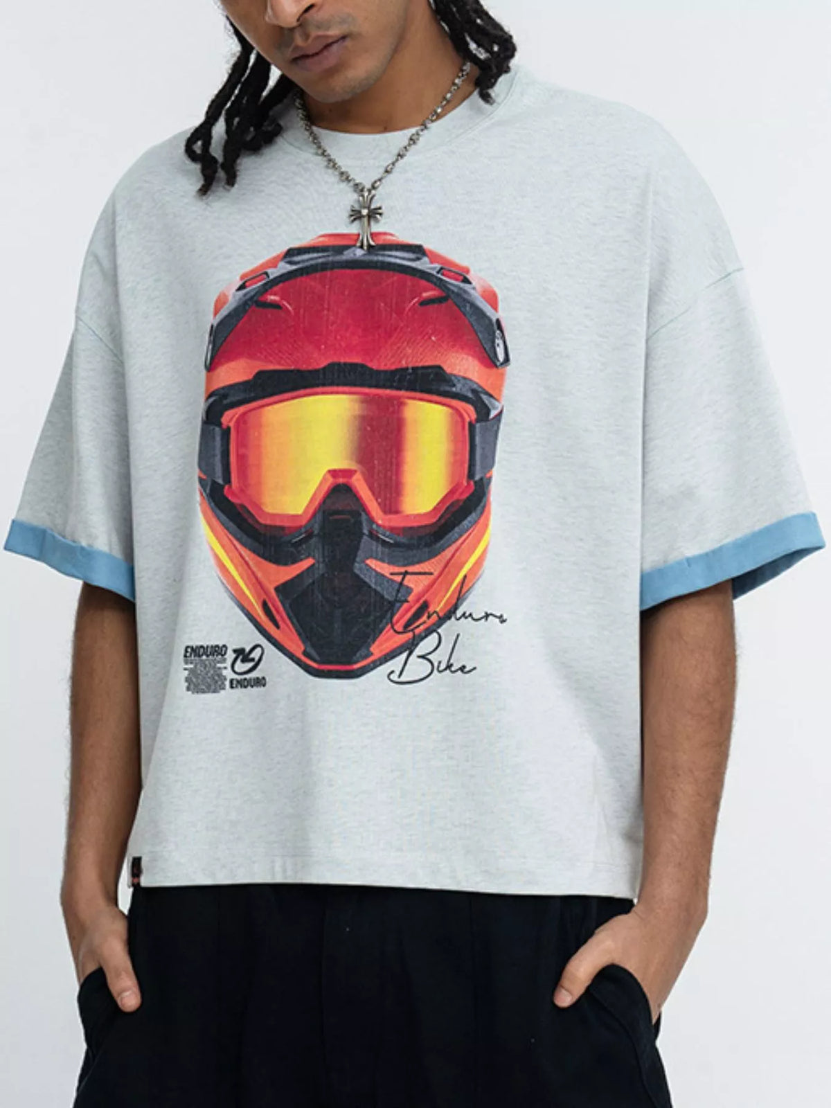 Men's short-sleeve graphic T-shirt with contrast trim in a cotton-spandex blend.