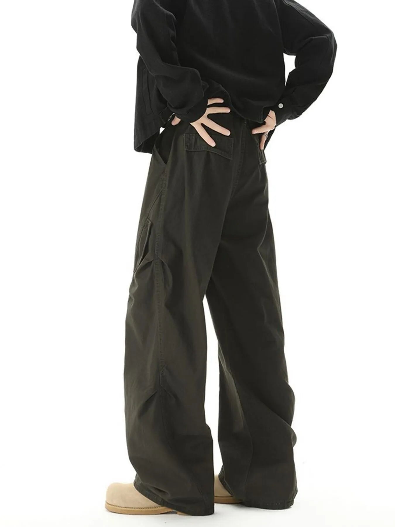 Men's loose fit cargo pants with pockets.