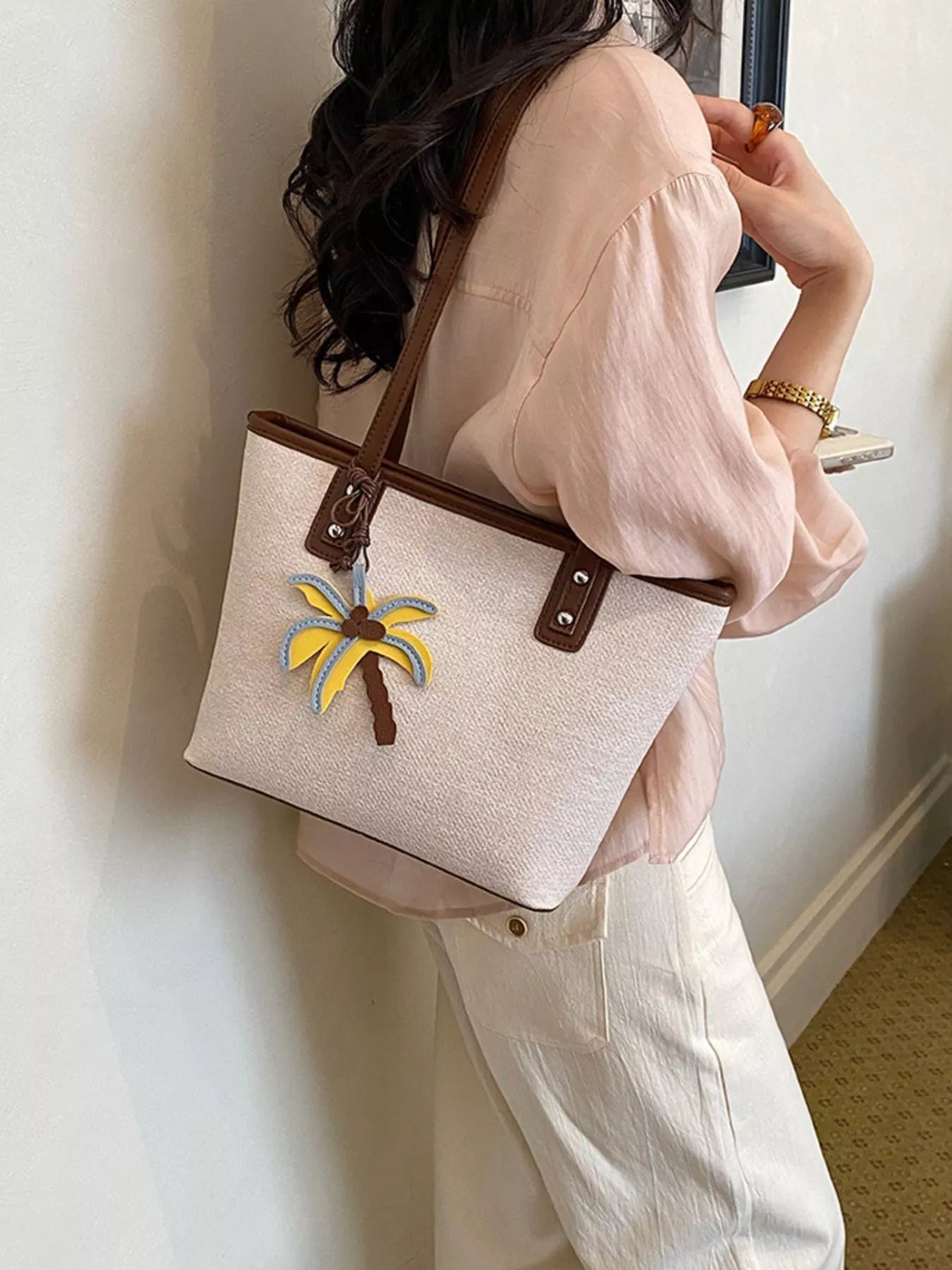contrast-trim-shoulder-bag-with-tropical-palm-tree-charm-10