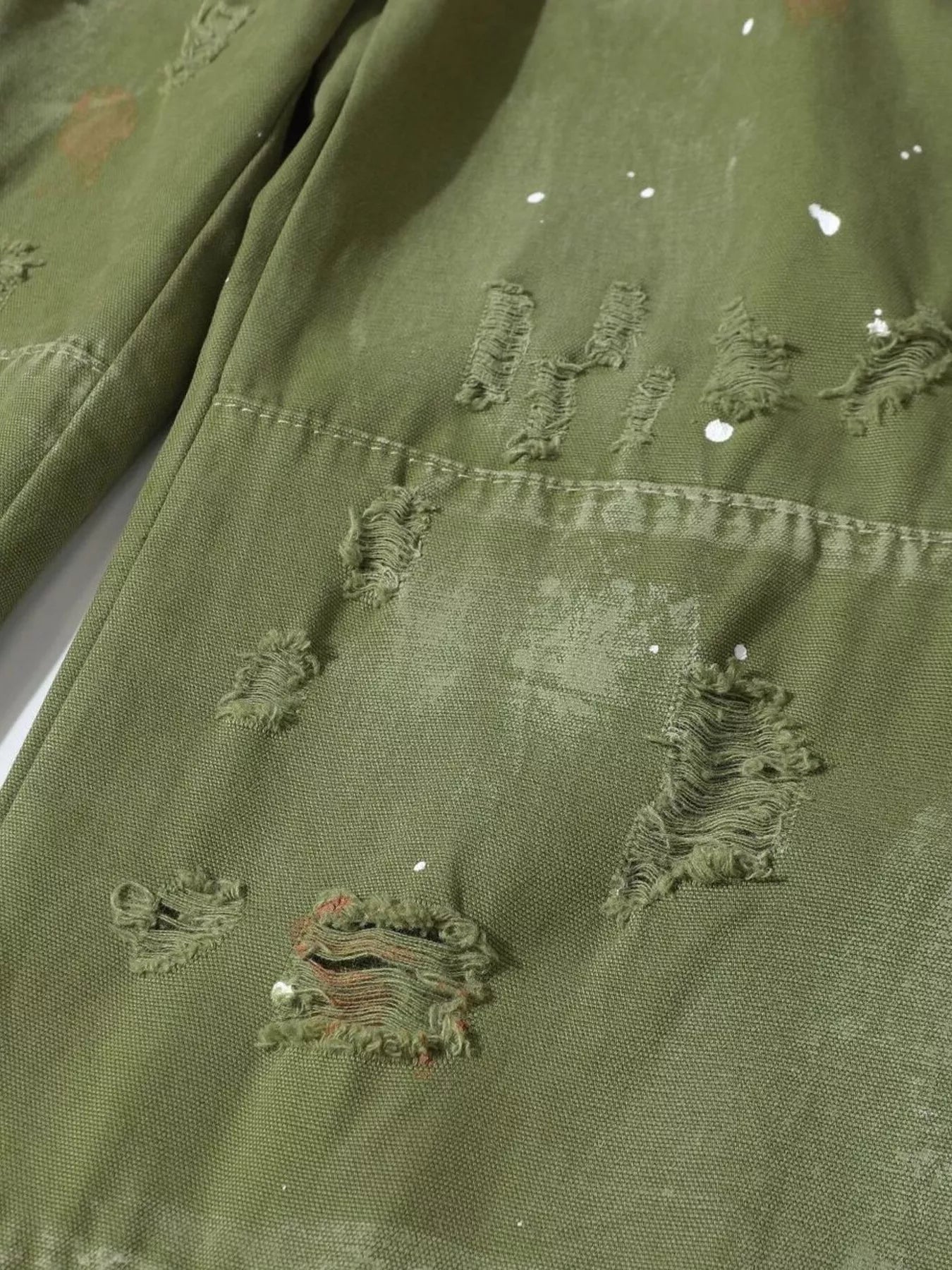 mens-distressed-cargo-pants-with-paint-splatter-06