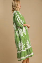 Vestido midi con muescas y estampado Umgee