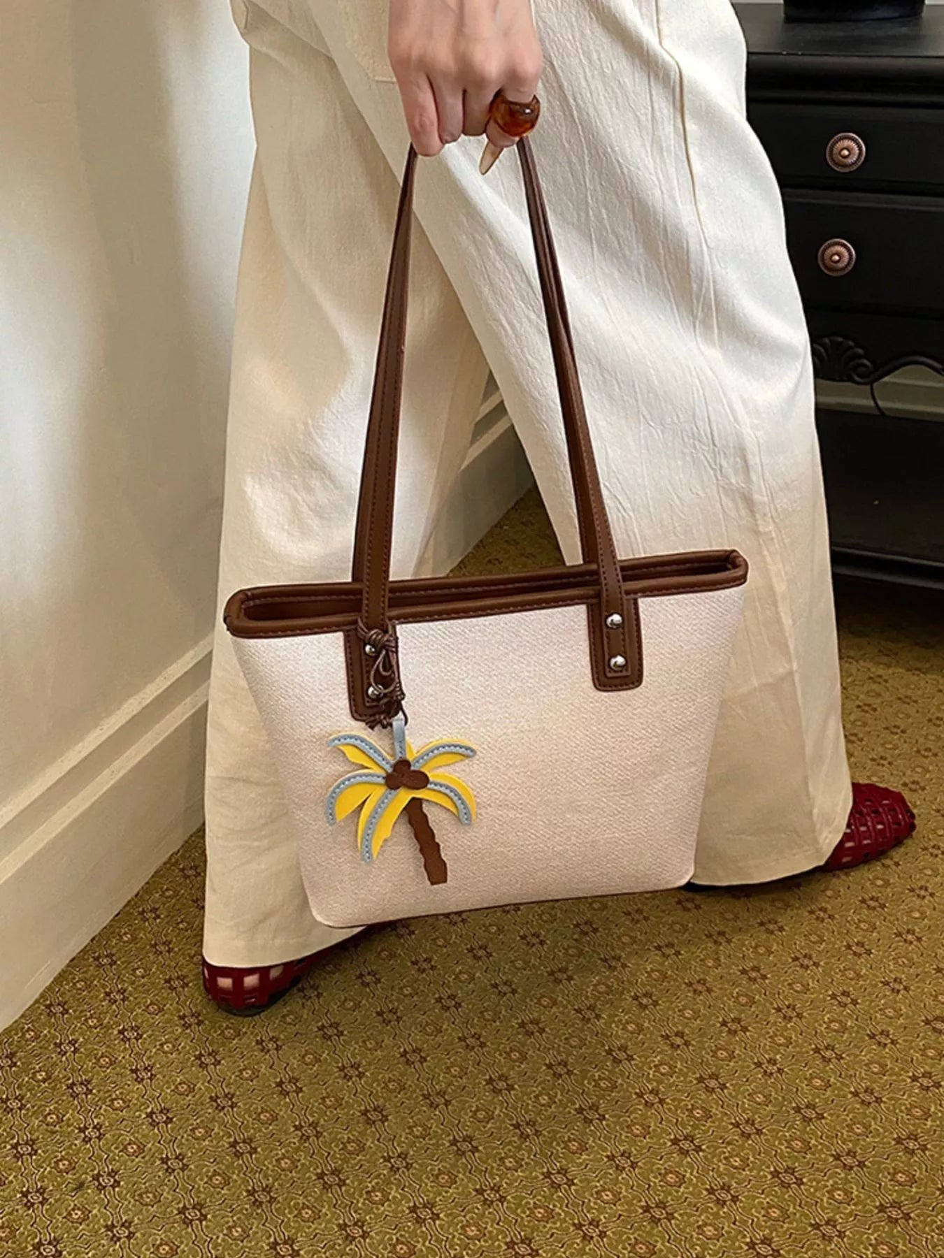 contrast-trim-shoulder-bag-with-tropical-palm-tree-charm-02