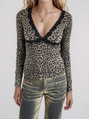 Camiseta de manga larga con cuello en V y estampado de leopardo con detalle de encaje Devine