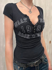 Camiseta de manga corta con muescas y letras divinas