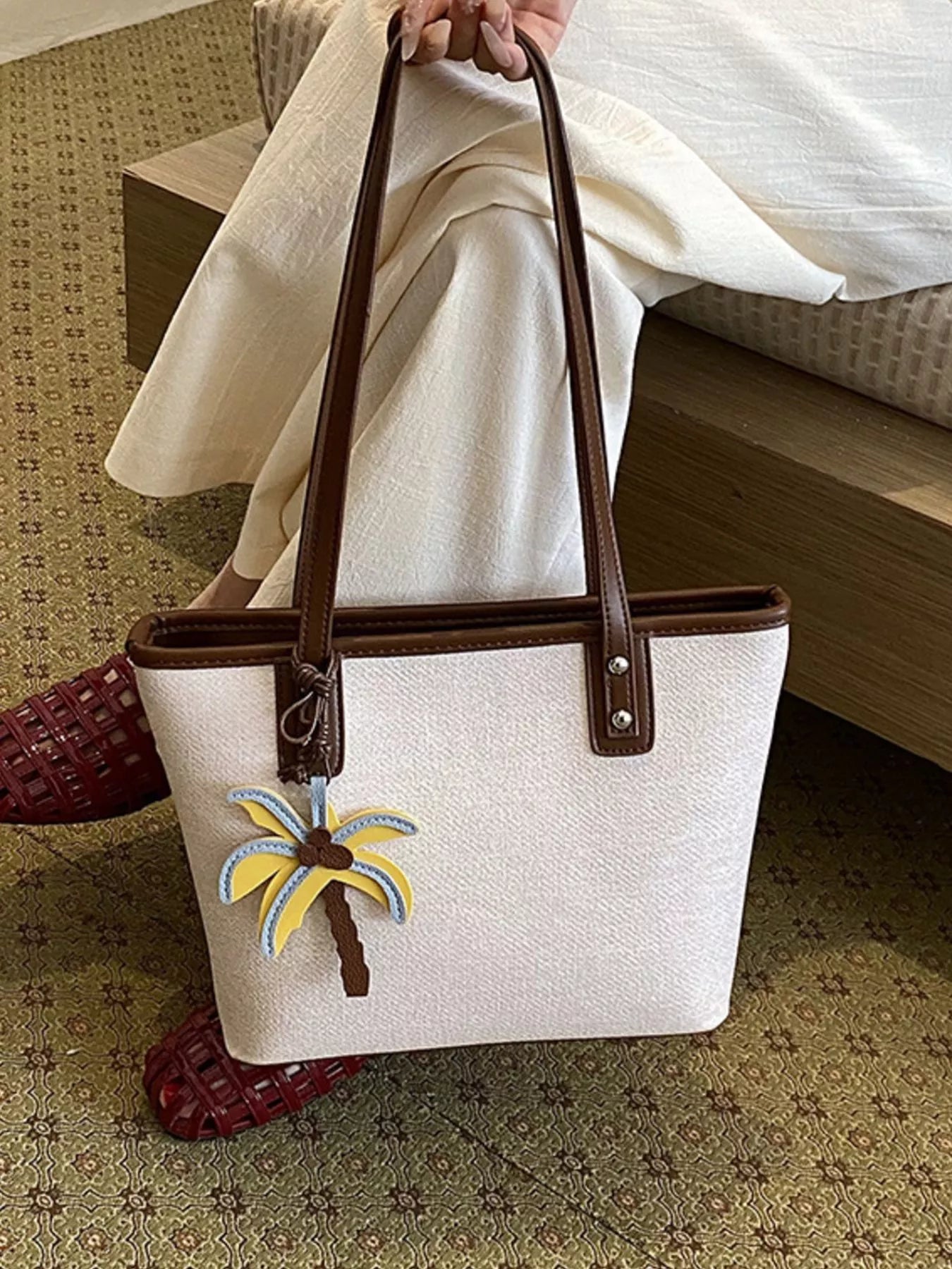 contrast-trim-shoulder-bag-with-tropical-palm-tree-charm-05