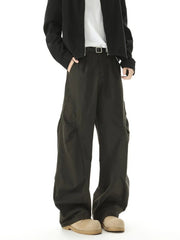 Men's loose fit cargo pants with pockets.