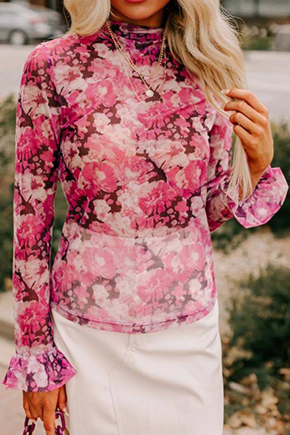 Blusa floral de cuello alto con mangas con volantes