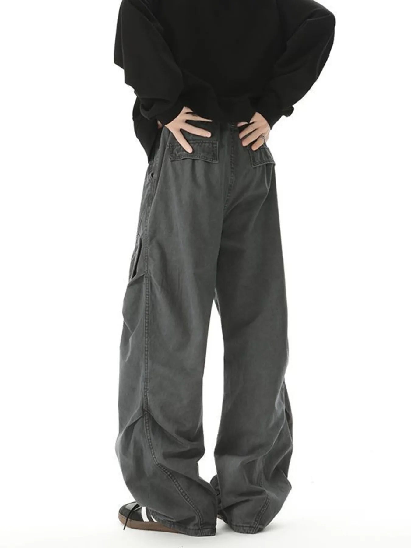 Men's loose fit cargo pants with pockets.