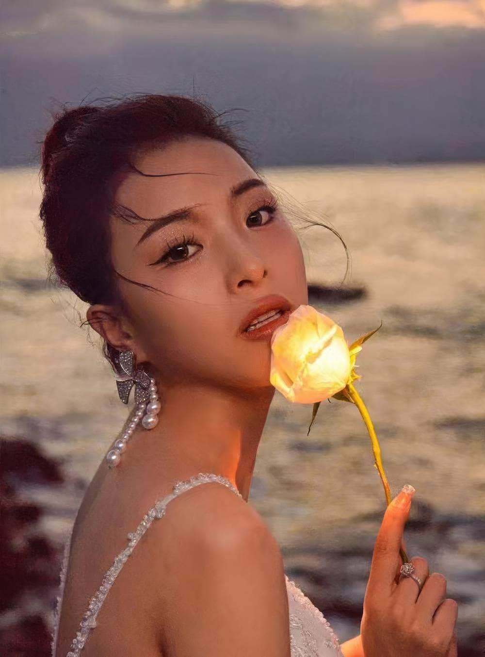 Floral Shaped Sparkly Pearl Deco Tassel Earrings White